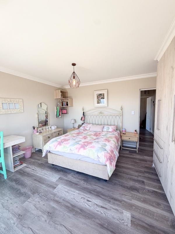 5 Bedroom Property for Sale in Reebok Western Cape